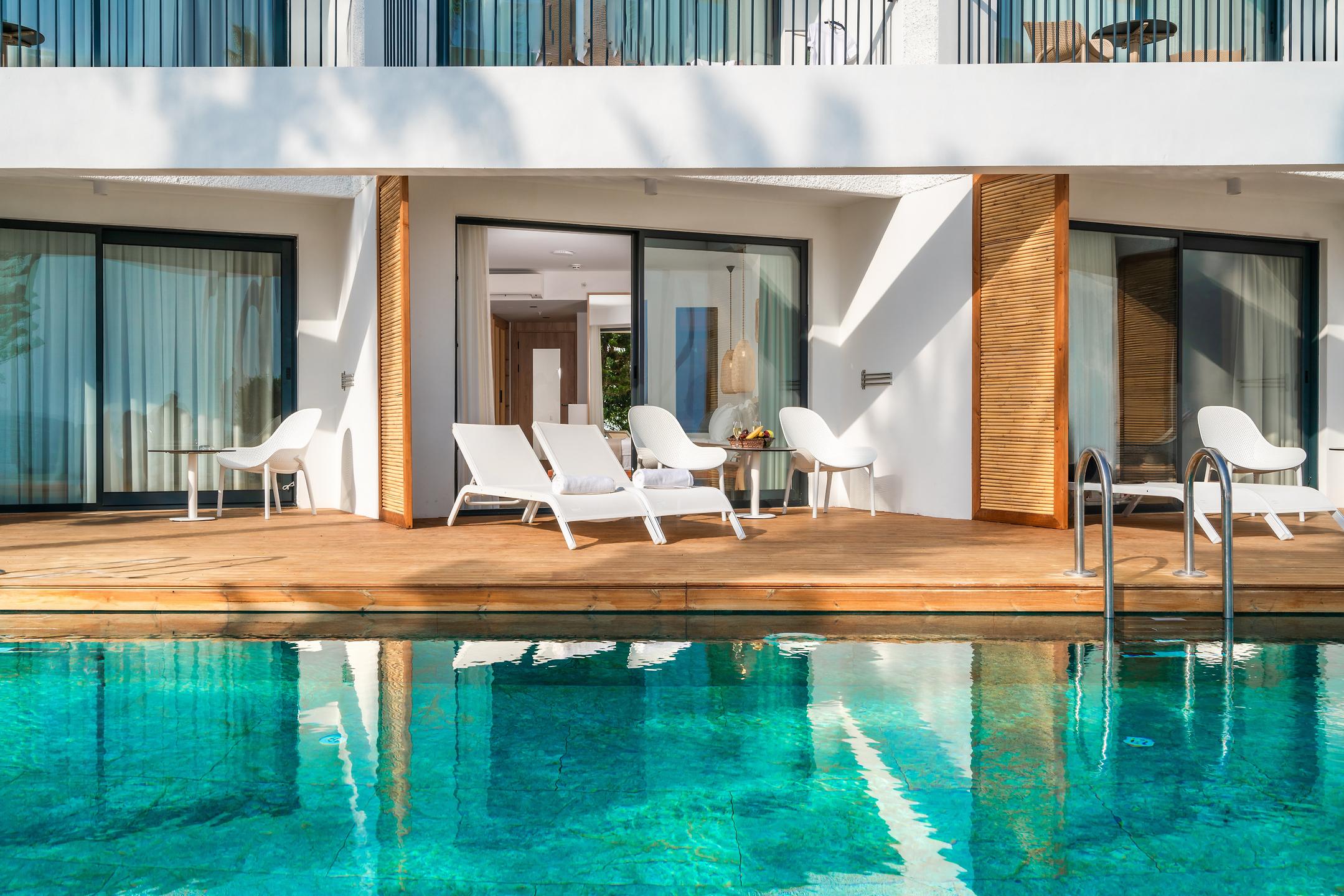 Swim Up Room