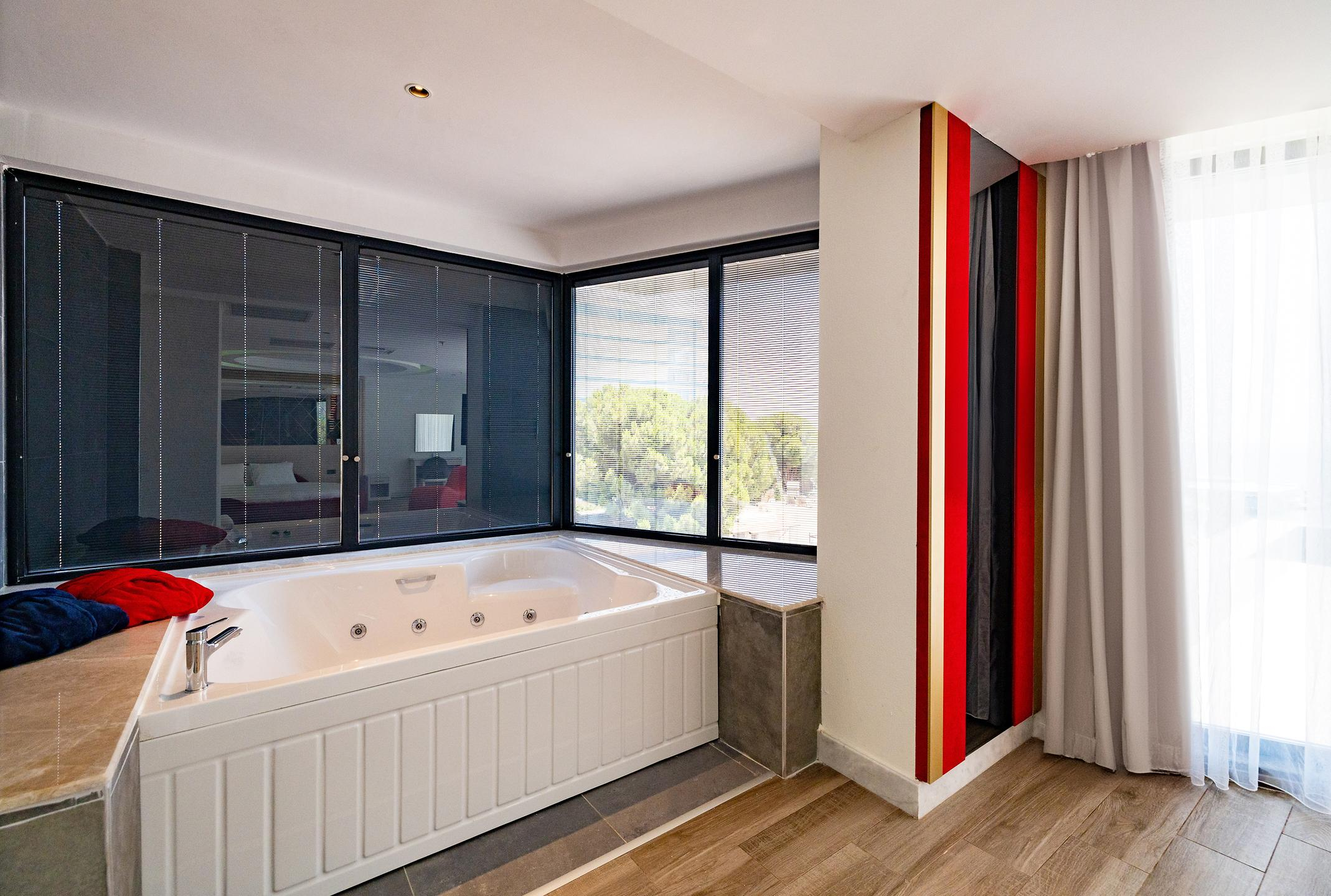 Granada Luxury Red Oda