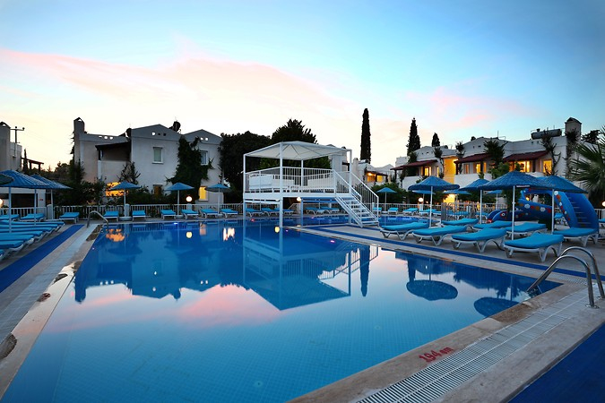 Summer Garden Suites & Beach Hotel - 1