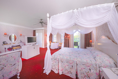 Honeymoon Deluxe Suite