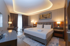 Deluxe Aile Odası Havuz Manzaralı