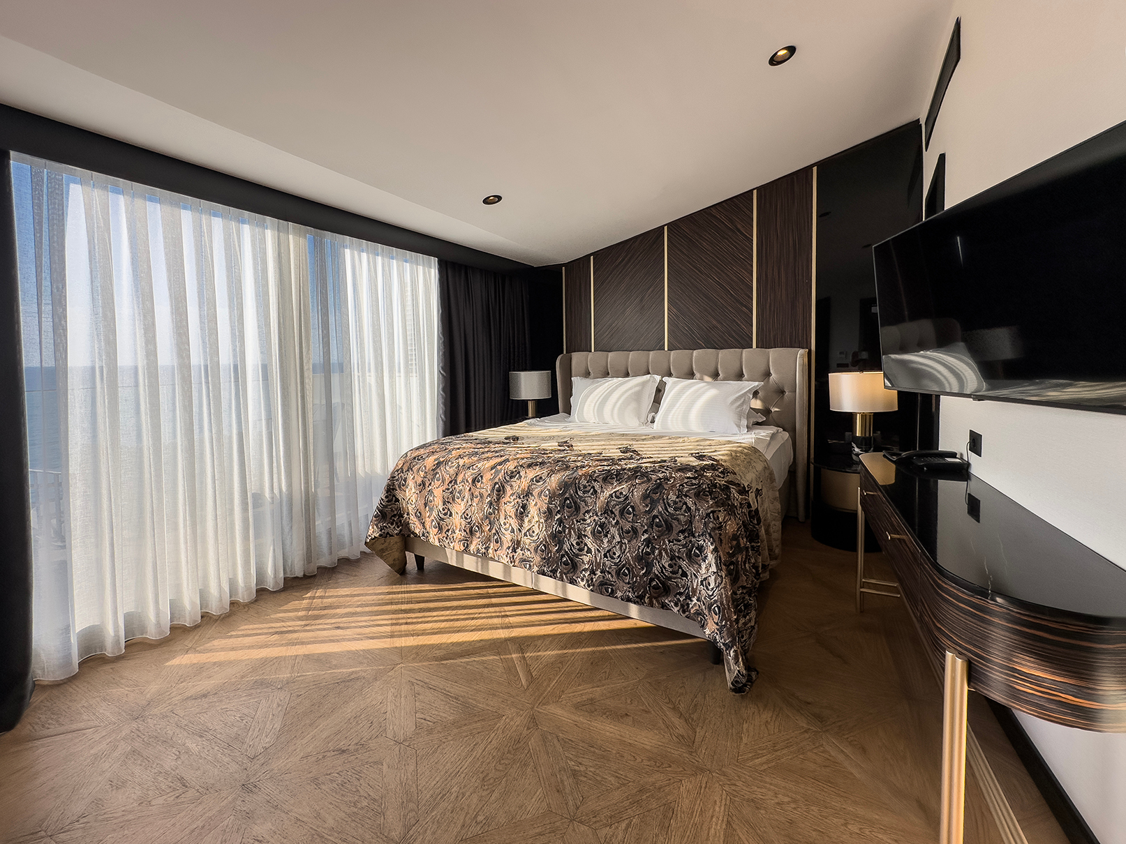Charisma De Luxe Hotel — 8