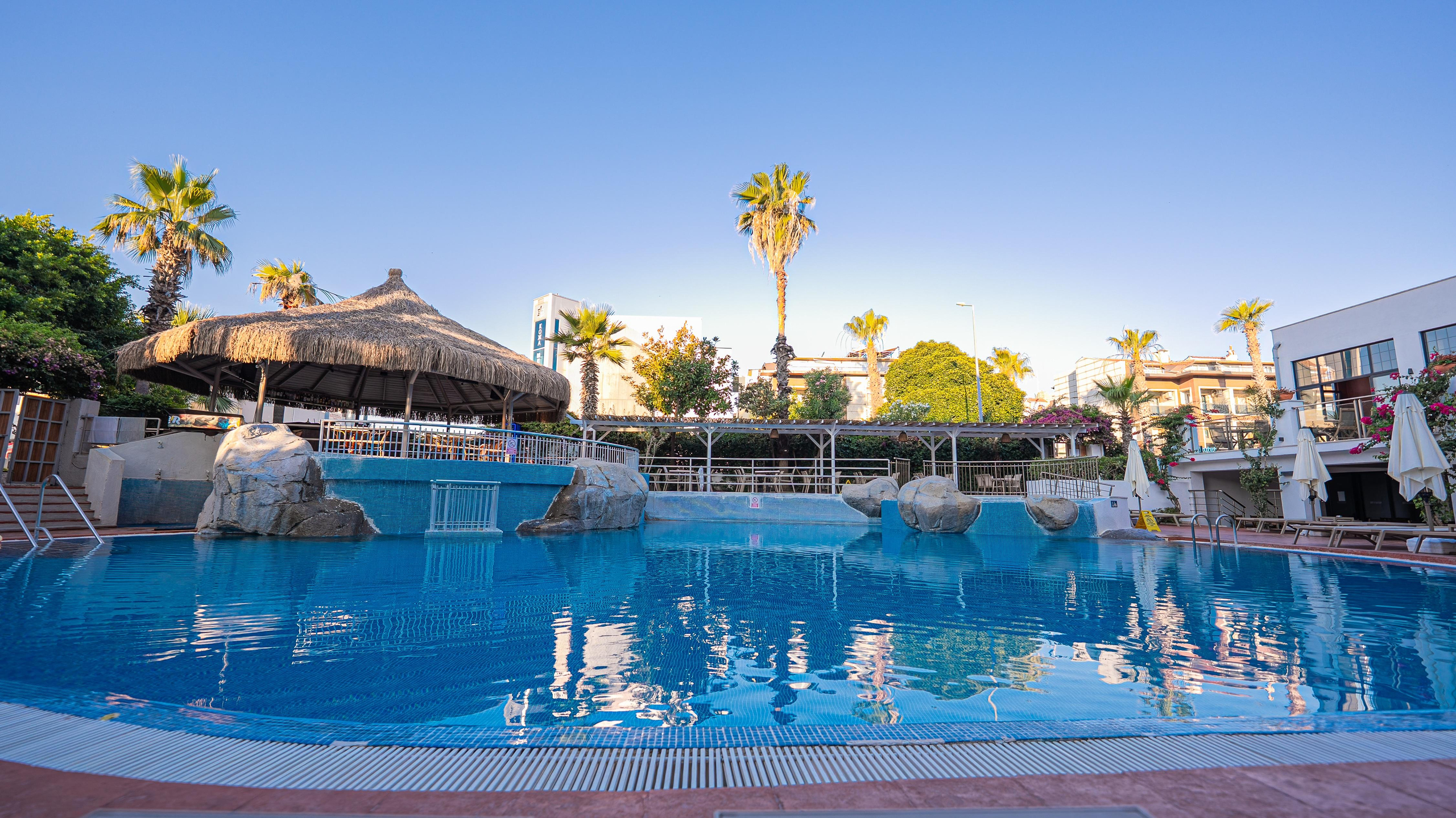 Pool Bar